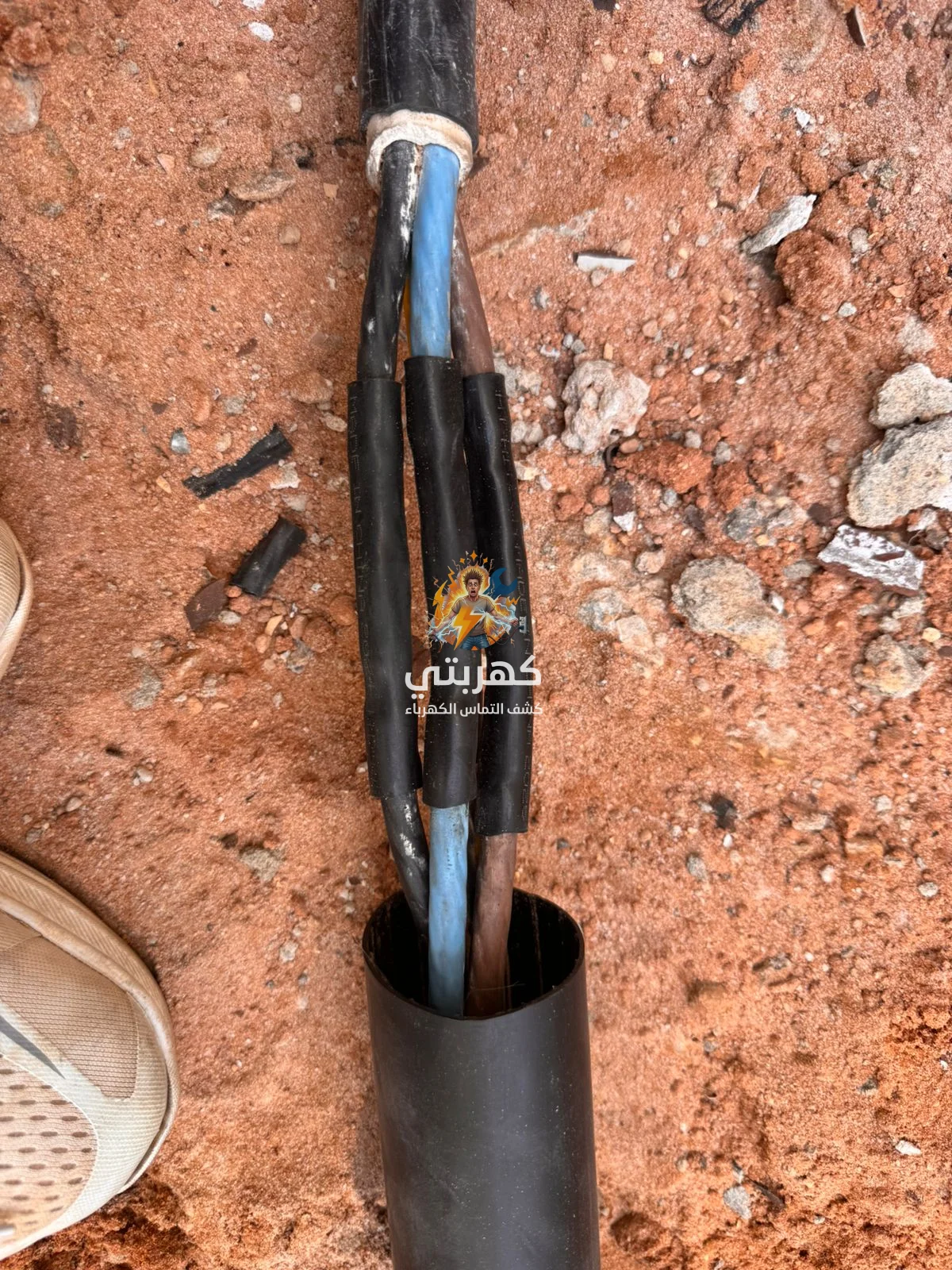 شركة صيانة كهرباء معتمدة أثناء فحص لوحة كهربائية